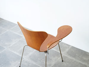 アルネ・ヤコブセンのセブンチェア チークモデル ライティングボード付き Arne Jacobsen Model 3107 Chair with writing board 椅子の背面とライティングボード