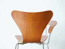 画像をギャラリービューアに読み込む, アルネ・ヤコブセンのセブンチェア チークモデル ライティングボード付き Arne Jacobsen Model 3107 Chair with writing board 椅子の背面
