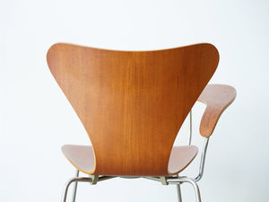 アルネ・ヤコブセンのセブンチェア チークモデル ライティングボード付き Arne Jacobsen Model 3107 Chair with writing board 椅子の背面