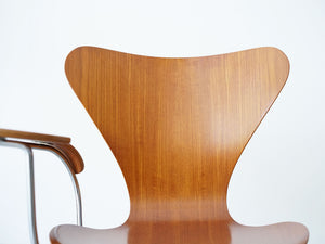 アルネ・ヤコブセンのセブンチェア チークモデル ライティングボード付き Arne Jacobsen Model 3107 Chair with writing board 椅子の背もたれ チーク材
