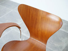 画像をギャラリービューアに読み込む, アルネ・ヤコブセンのセブンチェア チークモデル ライティングボード付き Arne Jacobsen Model 3107 Chair with writing board 椅子の背もたれ
