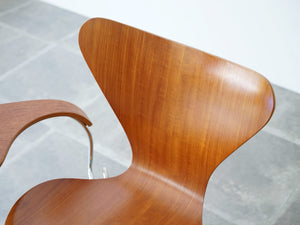 アルネ・ヤコブセンのセブンチェア チークモデル ライティングボード付き Arne Jacobsen Model 3107 Chair with writing board 椅子の背もたれ