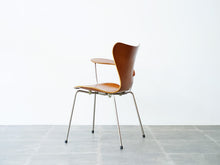 画像をギャラリービューアに読み込む, アルネ・ヤコブセンのセブンチェア チークモデル ライティングボード付き Arne Jacobsen Model 3107 Chair with writing board 椅子の側面やや後ろから
