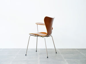 アルネ・ヤコブセンのセブンチェア チークモデル ライティングボード付き Arne Jacobsen Model 3107 Chair with writing board 椅子の側面やや後ろから