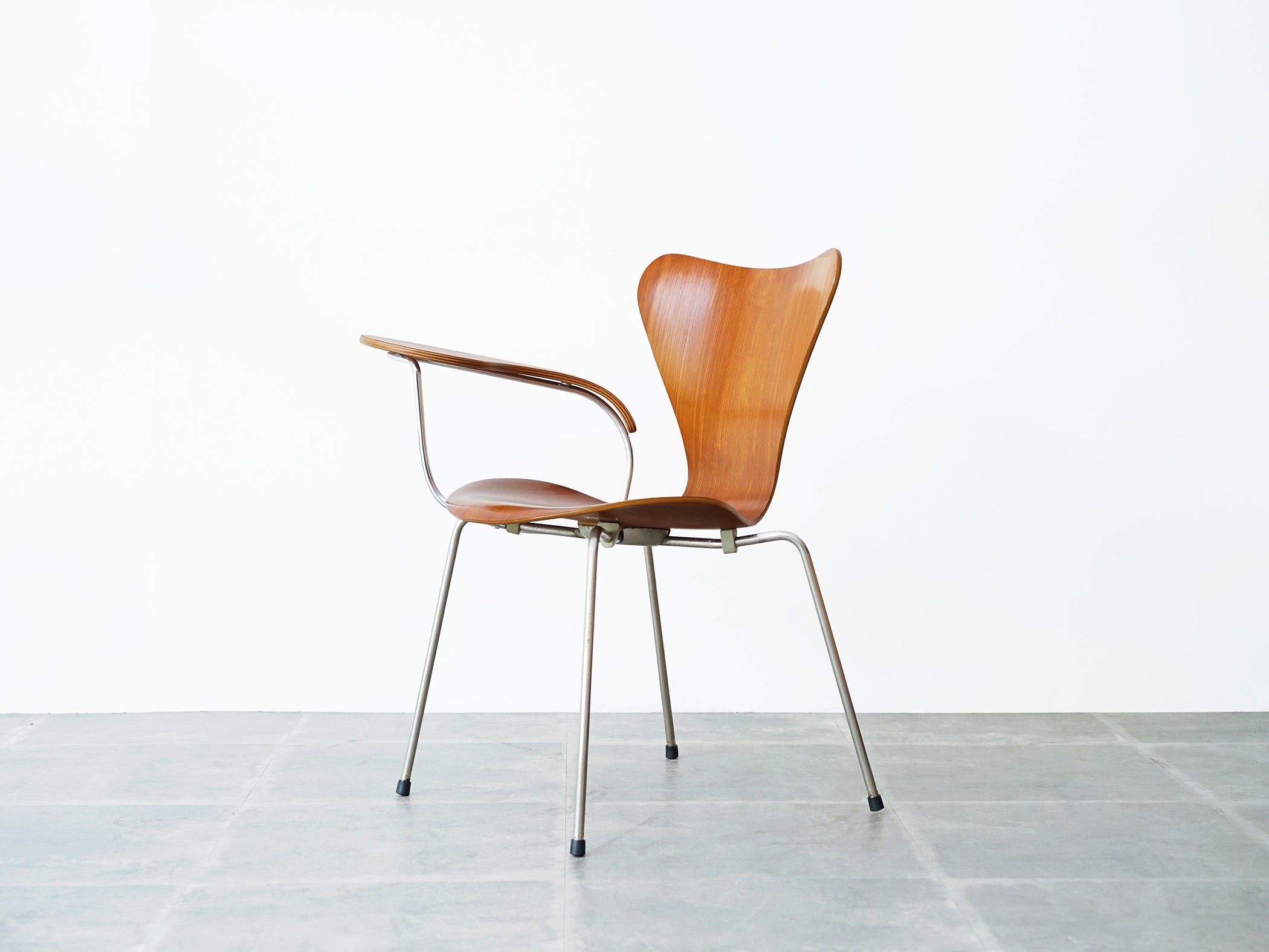 Arne Jacobsen Model 3107 Chair with writing board