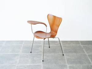 アルネ・ヤコブセンのセブンチェア チークモデル ライティングボード付き Arne Jacobsen Model 3107 Chair with writing board