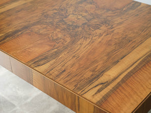  ヨルゲン・クリステンセンのダイニングテーブルの木目と縁