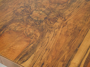  ヨルゲン・クリステンセンのダイニングテーブルの木目
