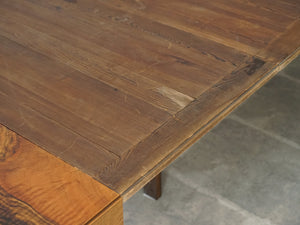 ヨルゲン・クリステンセンのダイニングテーブルを延長した様子　2枚の延長板付き　木目が異なります