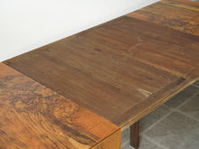 画像をギャラリービューアに読み込む, ヨルゲン・クリステンセンのダイニングテーブルを延長した様子　2枚の延長板付き　木目が異なります
