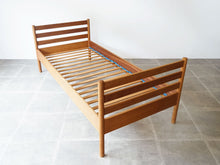 画像をギャラリービューアに読み込む, Hans J Wegner Ry Møbler Bedハンス ウェグナー オーク材 シングルベッド ベッド 斜め上から
