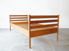 画像をギャラリービューアに読み込む, Hans J Wegner Ry Møbler Bedハンス ウェグナー オーク材 シングルベッド ベッド 斜めから
