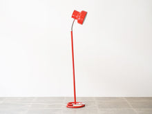 画像をギャラリービューアに読み込む, アンダーパーソンのフロアランプ アトリエリクタン Anders Pehrson Bumling floor lamp Ateljé Lyktan スタンドライト 北欧 赤い照明 おしゃれな間接照明 ランプの側面
