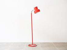 画像をギャラリービューアに読み込む, アンダーパーソンのフロアランプ アトリエリクタン Anders Pehrson Bumling floor lamp Ateljé Lyktan スタンドライト 北欧 赤い照明 おしゃれな間接照明 ランプの側面
