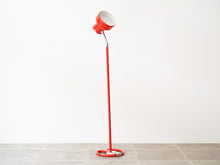 画像をギャラリービューアに読み込む, アンダーパーソンのフロアランプ アトリエリクタン Anders Pehrson Bumling floor lamp Ateljé Lyktan スタンドライト 北欧 赤い照明 おしゃれな間接照明 ランプの首が曲がる
