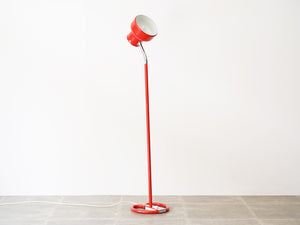 アンダーパーソンのフロアランプ アトリエリクタン Anders Pehrson Bumling floor lamp Ateljé Lyktan スタンドライト 北欧 赤い照明 おしゃれな間接照明 ランプの首が曲がる