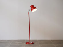 画像をギャラリービューアに読み込む, アンダーパーソンのフロアランプ アトリエリクタン Anders Pehrson Bumling floor lamp Ateljé Lyktan スタンドライト 北欧 赤い照明 おしゃれな間接照明 ランプの点灯イメージ
