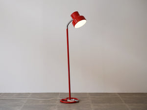 アンダーパーソンのフロアランプ アトリエリクタン Anders Pehrson Bumling floor lamp Ateljé Lyktan スタンドライト 北欧 赤い照明 おしゃれな間接照明 ランプの点灯イメージ