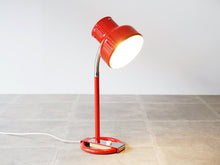 画像をギャラリービューアに読み込む, Anders Pehrson Bumling table lamp アンダースパーソン バムリング テーブルランプ 赤いライト 卓上照明 点灯イメージ
