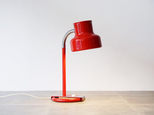 画像をギャラリービューアに読み込む, Anders Pehrson Bumling table lamp アンダースパーソン バムリング テーブルランプ 赤いライト 卓上照明 点灯イメージ
