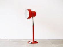 画像をギャラリービューアに読み込む, Anders Pehrson Bumling table lamp アンダースパーソン バムリング テーブルランプ 赤いライト 卓上照明 伸ばした様子
