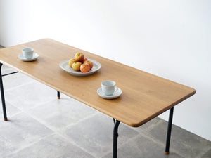 ハンスJウェグナーのセンターテーブルAT9  オーク無垢材 Hans J. Wegner AT9 Table テーブルの天板はオーク無垢材
