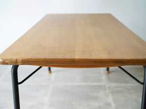 ハンスJウェグナーのセンターテーブルAT9  オーク無垢材 Hans J. Wegner AT9 Table テーブルの天板側面　色褪せあり