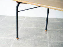 画像をギャラリービューアに読み込む, ハンスJウェグナーのセンターテーブルAT9  オーク無垢材 Hans J. Wegner AT9 Table テーブルの黒いフレームと木製の靴
