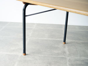 ハンスJウェグナーのセンターテーブルAT9  オーク無垢材 Hans J. Wegner AT9 Table テーブルの黒いフレームと木製の靴
