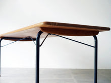画像をギャラリービューアに読み込む, ハンスJウェグナーのセンターテーブルAT9  オーク無垢材 Hans J. Wegner AT9 Table テーブルの側面と黒いフレーム
