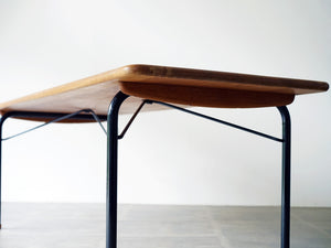 ハンスJウェグナーのセンターテーブルAT9  オーク無垢材 Hans J. Wegner AT9 Table テーブルの側面と黒いフレーム