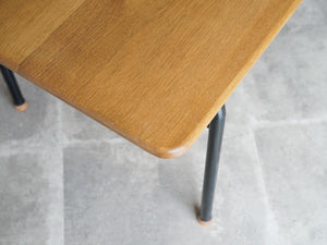 ハンスJウェグナーのセンターテーブルAT9  オーク無垢材 Hans J. Wegner AT9 Table テーブルの天板はオーク無垢材　丸い角