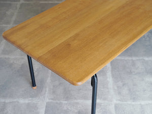 ハンスJウェグナーのセンターテーブルAT9  オーク無垢材 Hans J. Wegner AT9 Table テーブルの天板はオーク無垢材