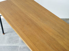 画像をギャラリービューアに読み込む, ハンスJウェグナーのセンターテーブルAT9  オーク無垢材 Hans J. Wegner AT9 Table テーブルの天板はオーク無垢材
