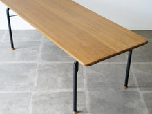 画像をギャラリービューアに読み込む, ハンスJウェグナーのセンターテーブルAT9  オーク無垢材 Hans J. Wegner AT9 Table テーブルの天板はオーク無垢材　脚は黒い金属
