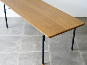 ハンスJウェグナーのセンターテーブルAT9  オーク無垢材 Hans J. Wegner AT9 Table テーブルの天板はオーク無垢材　脚は黒い金属