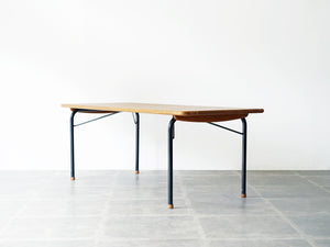 ハンスJウェグナーのセンターテーブルAT9  オーク無垢材 Hans J. Wegner AT9 Table テーブルの斜めから見た様子
