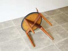 画像をギャラリービューアに読み込む, Erik Andersen Palle Pedersen Chair with rosewood inlays エリック・アンダーセンパレ・ペダーセン ローズウッドの嵌め込みのある背もたれの椅子 ダイニングチェア北欧ヴィンテージ 椅子の裏面クロスした脚
