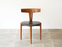 画像をギャラリービューアに読み込む, Erik Andersen Palle Pedersen Chair with rosewood inlays エリック・アンダーセンパレ・ペダーセン ローズウッドの嵌め込みのある背もたれの椅子 ダイニングチェア北欧ヴィンテージ 椅子の正面やや上から
