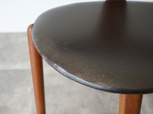 画像をギャラリービューアに読み込む, Erik Andersen Palle Pedersen Chair with rosewood inlays エリック・アンダーセンパレ・ペダーセン ローズウッドの嵌め込みのある背もたれの椅子 ダイニングチェア北欧ヴィンテージ 椅子の座面は黒革
