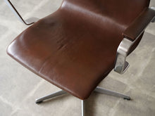 画像をギャラリービューアに読み込む, アルネヤコブセンのオクスフォードチェア アームチェア オフィスチェア 椅子 Arne Jacobsen Oxford Chair ヤコブセンの椅子の座面 茶色の革張り
