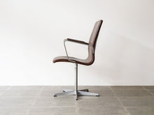 画像をギャラリービューアに読み込む, アルネヤコブセンのオクスフォードチェア アームチェア オフィスチェア 椅子 Arne Jacobsen Oxford Chair ヤコブセンの椅子の側面
