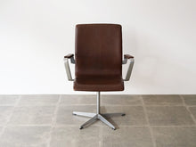 画像をギャラリービューアに読み込む, アルネヤコブセンのオクスフォードチェア アームチェア オフィスチェア 椅子 Arne Jacobsen Oxford Chair ヤコブセンの椅子の正面やや上から
