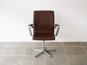アルネヤコブセンのオクスフォードチェア アームチェア オフィスチェア 椅子 Arne Jacobsen Oxford Chair ヤコブセンの椅子の正面やや上から