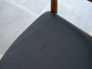 アルネ・ウォール・イヴァーセンのアームチェア Arne Wahl Iversen Armchair 北欧デザインのヴィンテージチェアの座面 黒い革張り