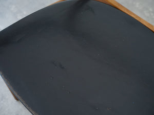 アルネ・ウォール・イヴァーセンのアームチェア Arne Wahl Iversen Armchair 北欧デザインのヴィンテージチェアの座面　黒いレザー