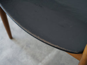 アルネ・ウォール・イヴァーセンのアームチェア Arne Wahl Iversen Armchair 北欧デザインのヴィンテージチェアの座面 黒革