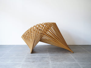 オランダ モダンデザイン デザイナーズチェア Robert van Embricqs Rising Chair ライジングチェアの側面　美しいシルエット