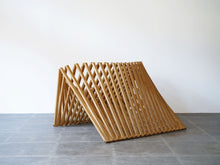 画像をギャラリービューアに読み込む, オランダ モダンデザイン デザイナーズチェア Robert van Embricqs Rising Chair ライジングチェアの背面　流れるような梁
