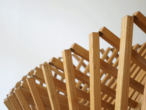 オランダ モダンデザイン デザイナーズチェア Robert van Embricqs Rising Chair ライジングチェアの蝶番で折り返した様子